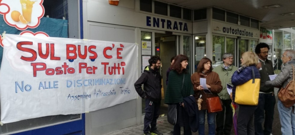 Tolti gli abbonamenti ai richiedenti asilo?